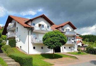 ansprechendes 10-Parteienhaus.JPG