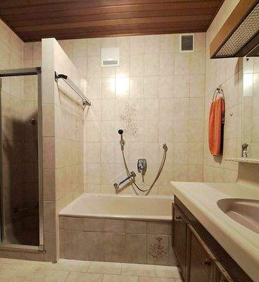 EG: Bad mit Wanne, Waschtisch,