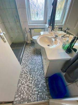 11/ Erdgeschoss: Das barrierefreie Duschbad - 2022 renoviert, bis auf das Fenster.