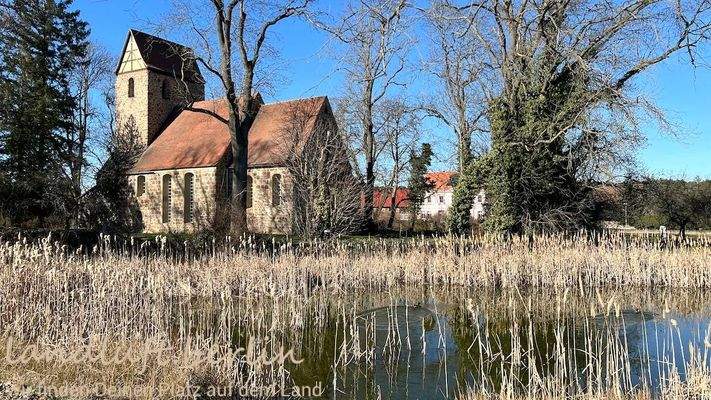 Feldsteinkirche im Dorf.jpg