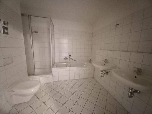 Bad mit Wanne/Dusche