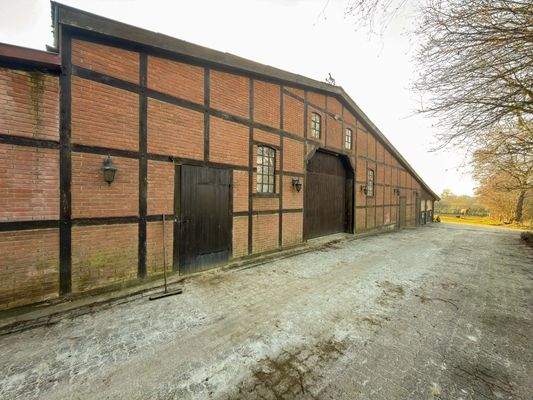 20. Reithalle mit Stallungen.jpg