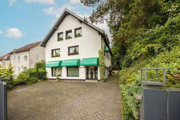 Innenhof mit mehreren Stellplätzen