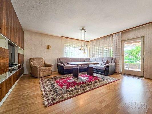 Wohnzimmer mit Ausgang zur Terrasse