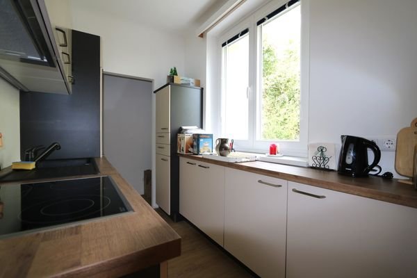 möblierte Küche mit sämtlichen Geräten