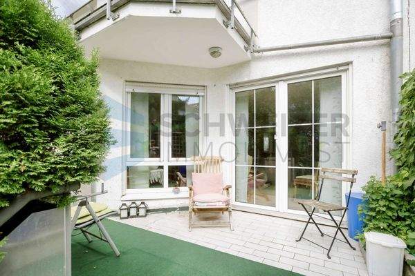 Sonnige Terrasse mit Blick ins Grüne