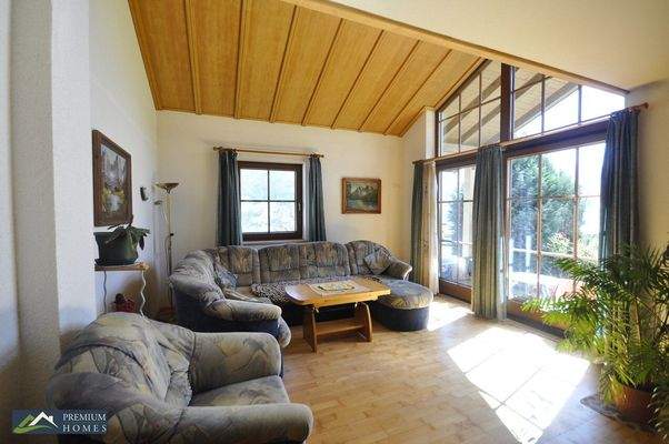 Doppelhaushälfte in Aussichtslage - Wohnzimmer mit Zugang auf die Terrasse