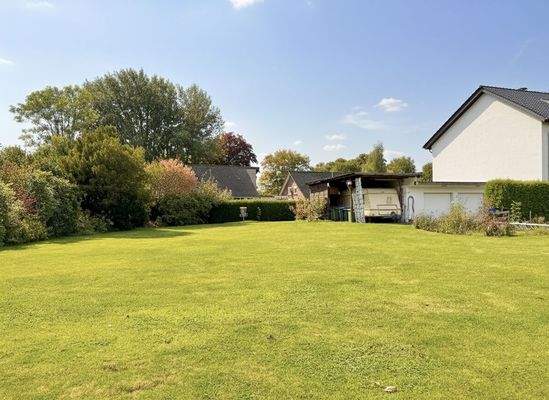 Großes Baugrundstück