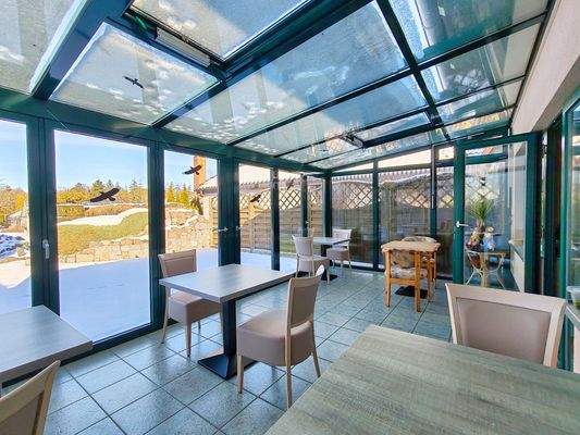 Wintergarten / Frühstücksraum mit Gartenblick
