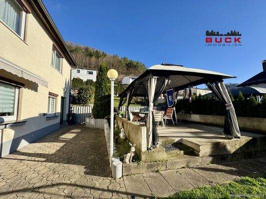 Hausansicht mit Terrasse