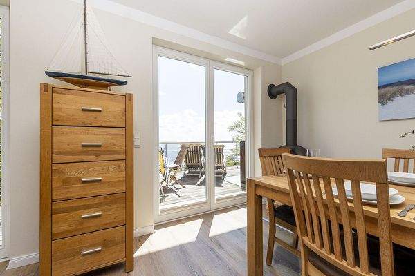 Essbereich mit Blick auf die Ostsee und Kamin