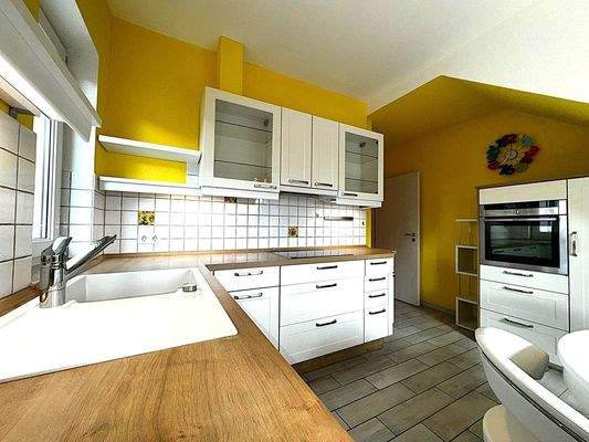 Fitted kitchen with electric appliances 