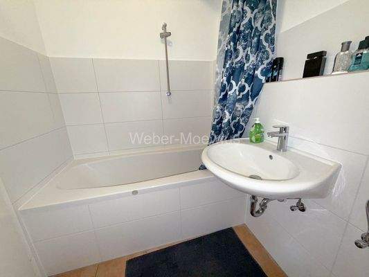 3459 Wannenbad mit Duschvorrichtung b