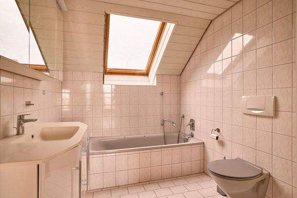 Blick in das Badzimmer im Dachgeschoss