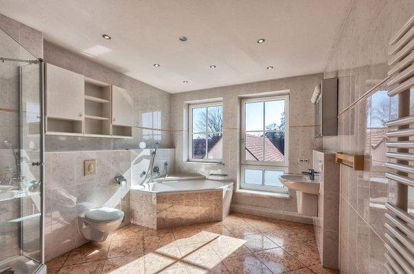 Edles, großes Badezimmer mit Eckbadewanne und Dusche