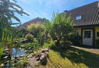 Hauseingang und Teich