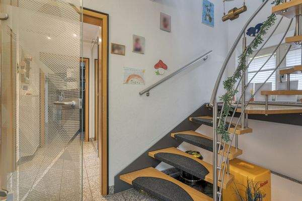 12. Eingangsdiele mit Treppe zum OG & KG