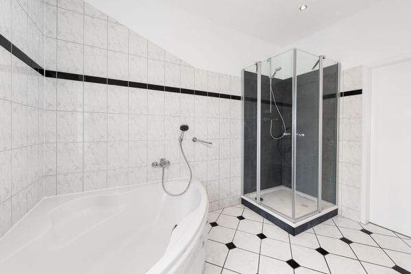 Badezimmer mit Dusche