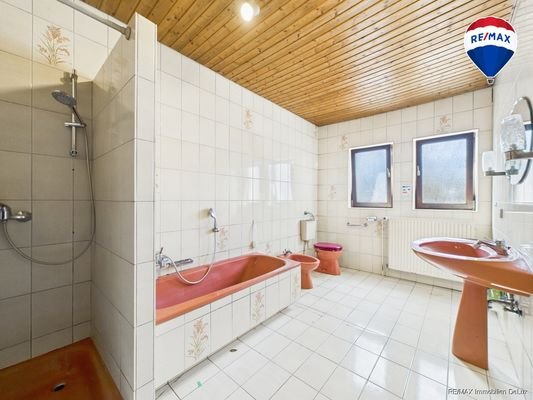 Remax Immobilien DeLux Wadern / Bardenbach Badezimmer
