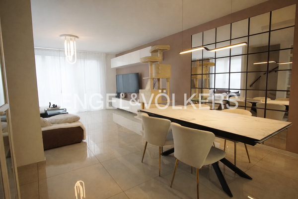 Lichtdurchfluteter Wohn- und Essbereich mit direktem Zugang zu Terrasse und Garten