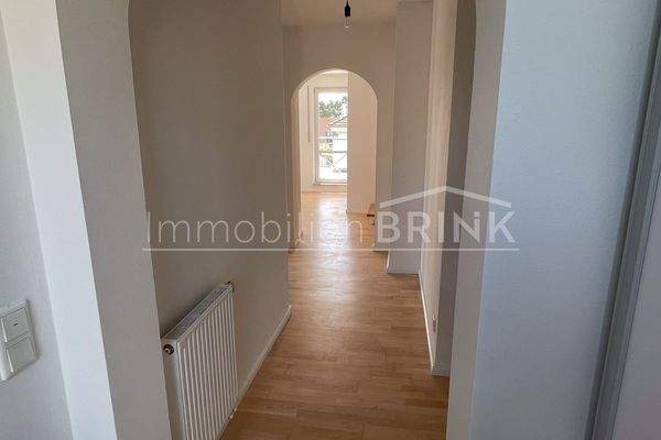 Dielenbereich mit Zugang zu allen Räumen.jpg