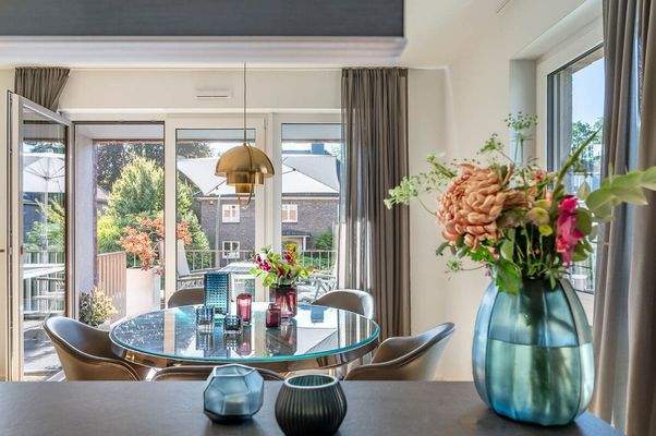 Blick über den Küchentresen zum Balkon