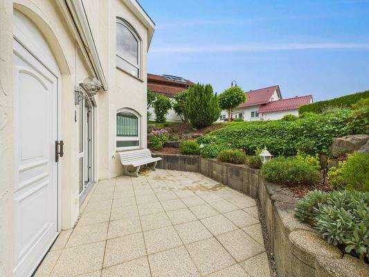 Eingang und Terrasse UG