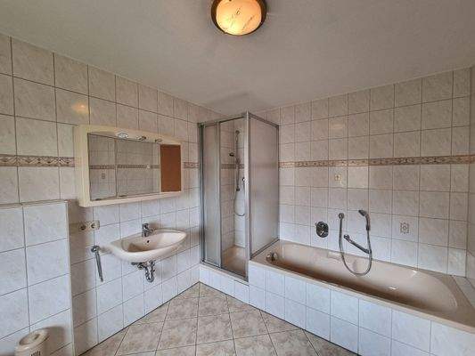 Bad mit Dusche, Wanne u. WC OG