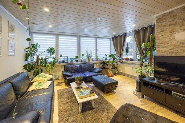 Penthouse: Wohnzimmer mit großer Fensterfläche