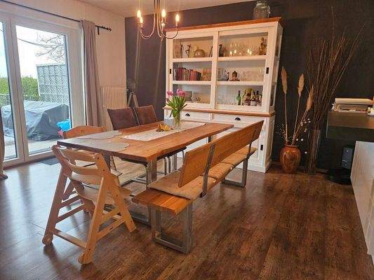 Essbereich mit Ausgang zur Terrasse