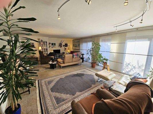 urgemütliches, lichtdurchflutetes Wohnzimmer