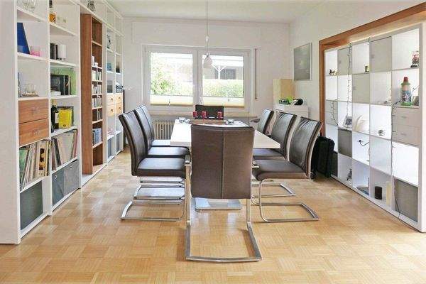 Offener Zugang vom Wohnzimmer zum Esszimmer