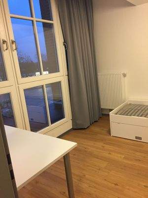 Zimmer mit Bett und Tisch