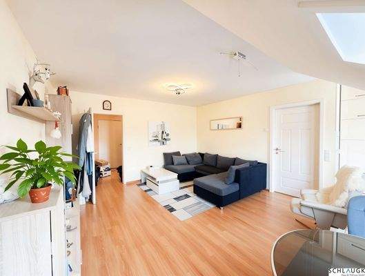 Helles Wohnzimmer mit offener Küche – Bild 2