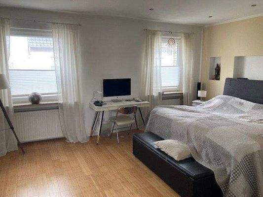 großzügiges Schlafzimmer 