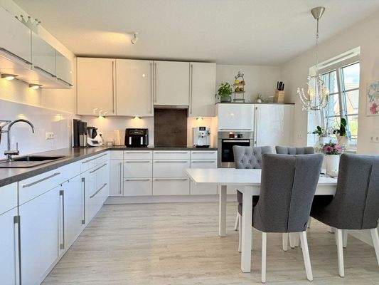 Küche mit Einbauküche