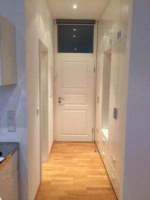 Moderner Flur mit Schränken