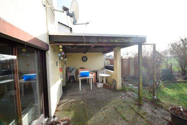 überdachte, gepflasterte Terrasse