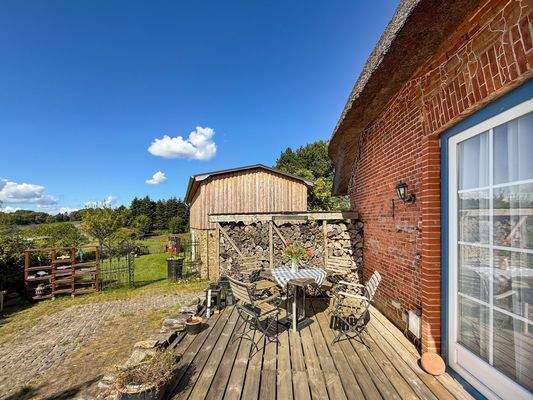 Sonnige Terrasse mit Blick Richtung Nebengebäude