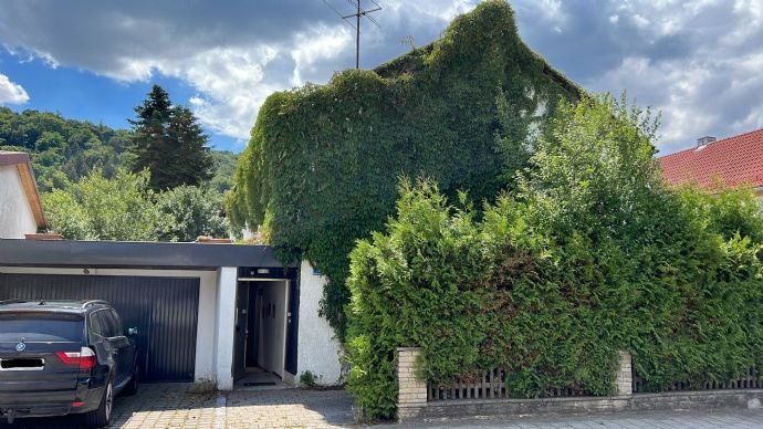 Mehrfamilienhaus in schöner Lage - renovierungsbedürftig