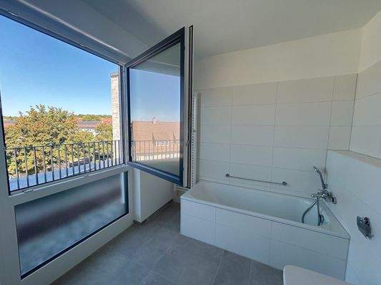 Bad 1 mit Fenster + Wanne