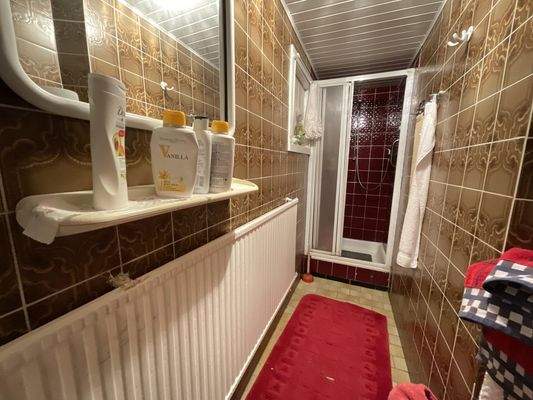 Duschbadezimmer im Keller