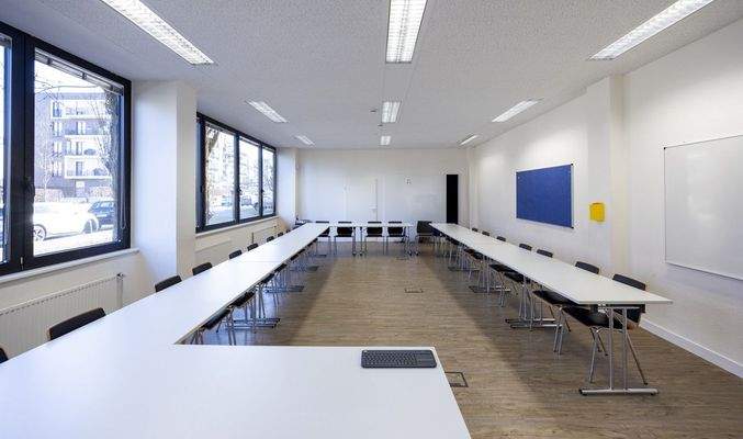 Büro 4 im Erdgeschoss mit Einbauten und Zugang zur Halle Ansicht 2