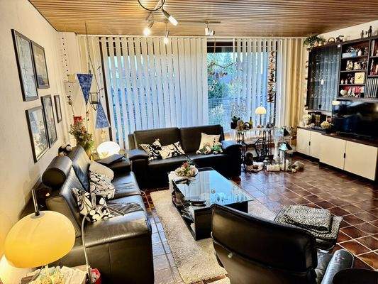 ...mit großer Fensterfront...