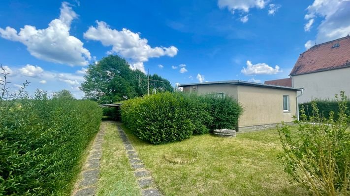 Einfahrt mit Carport