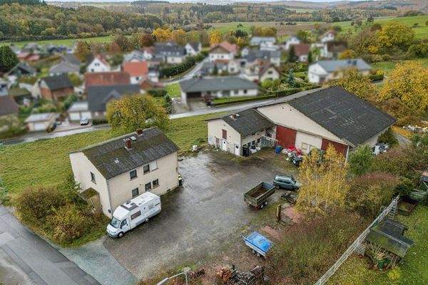 Altbestand an Gebäuden, Wohnhaus, Nebengebäude, große Halle  