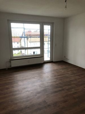 Wohnzimmer mit Zugang zum Balkon