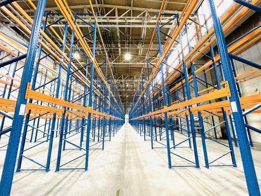 Hallenfläche mit Regalen