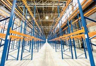 Hallenfläche mit Regalen