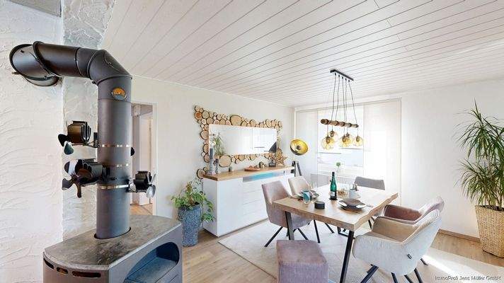 Gemütlicher Essbereich mit Kaminofen